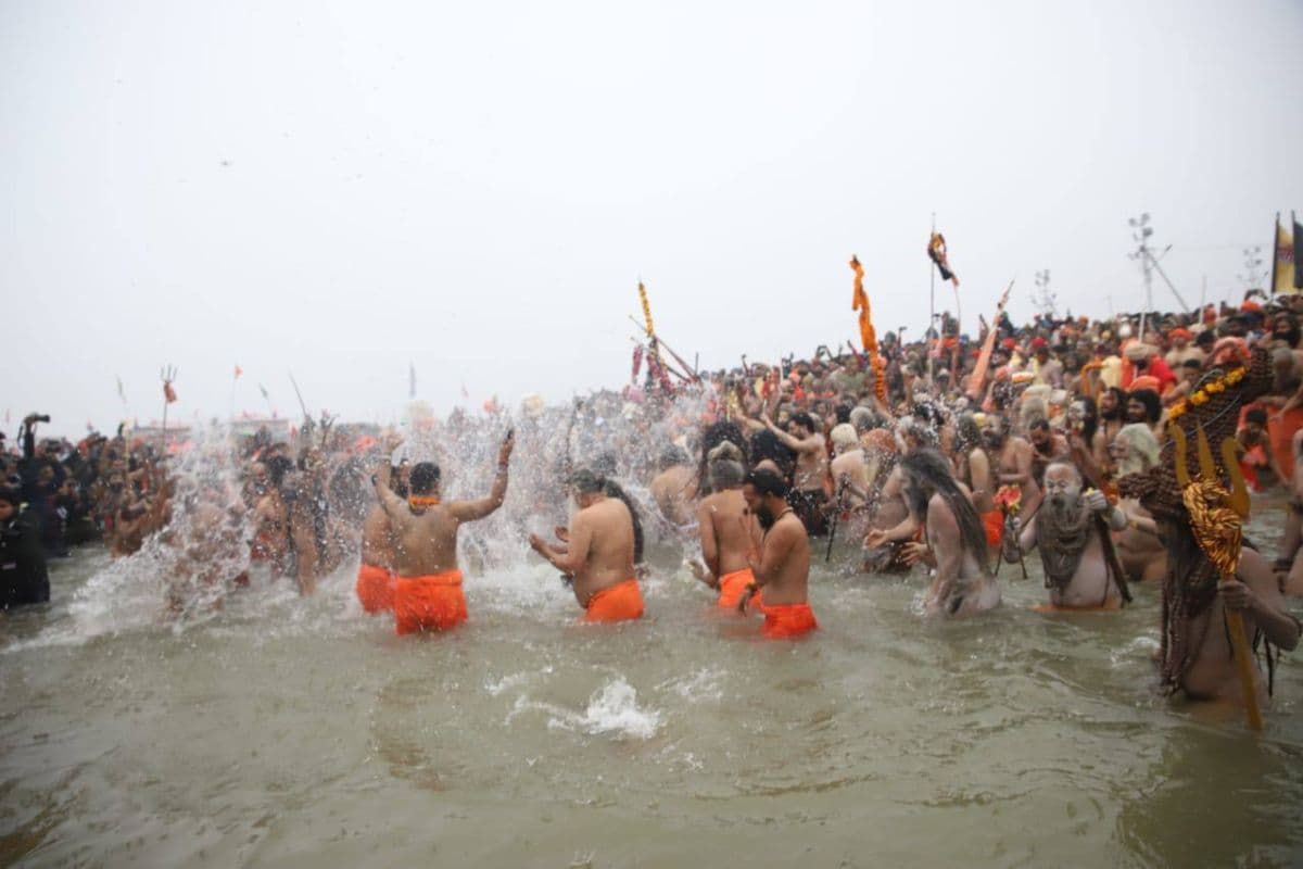 Mahakumbh 2025 Naga Sadhus took bath see supernatural scene in pictures