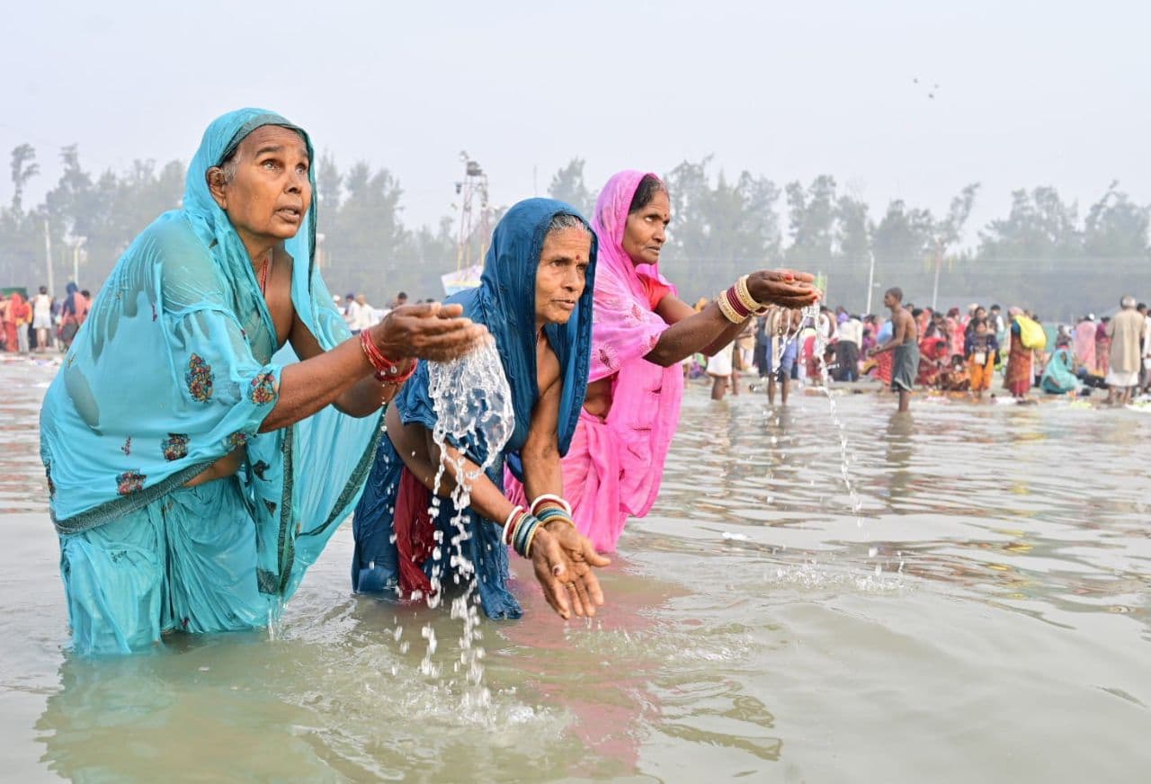 गंगा सागर में स्नान के दौरान पूजा अर्चना करतीं महिलाएं। 