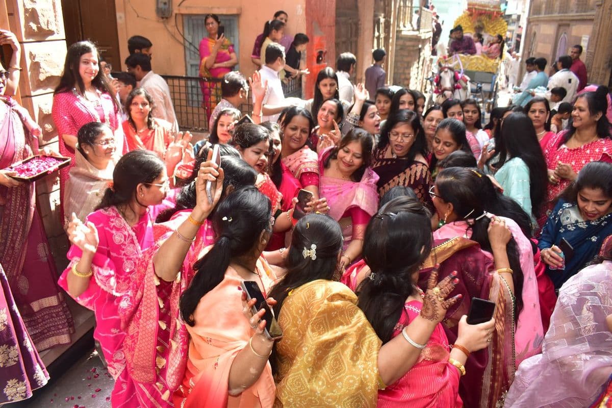 Jain community gathered in the renunciation journey of Dikshaarti Ankur