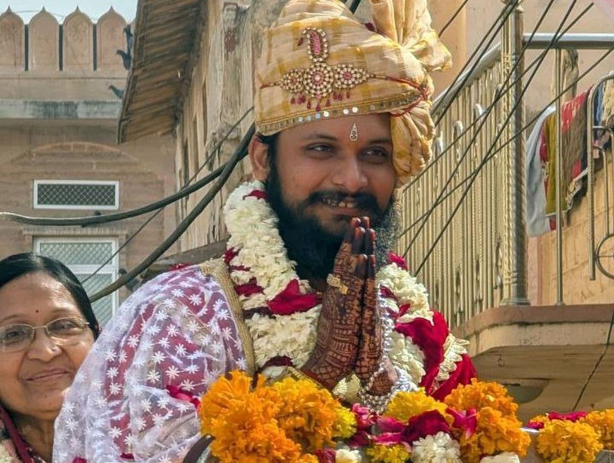 Jain community gathered in the renunciation journey of Dikshaarti Ankur