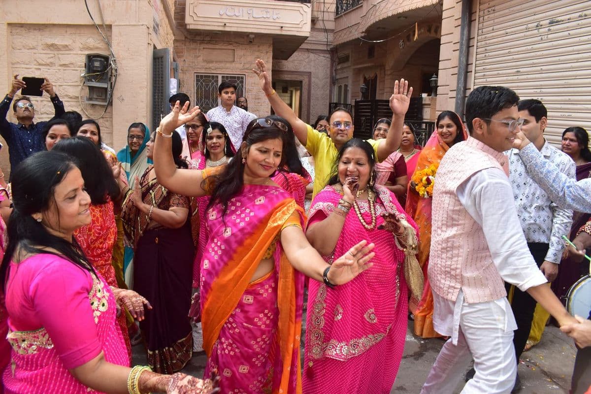 Jain community gathered in the renunciation journey of Dikshaarti Ankur