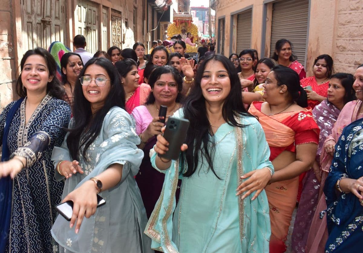 Jain community gathered in the renunciation journey of Dikshaarti Ankur