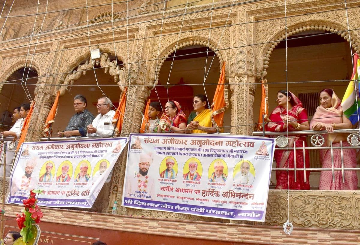 Jain community gathered in the renunciation journey of Dikshaarti Ankur