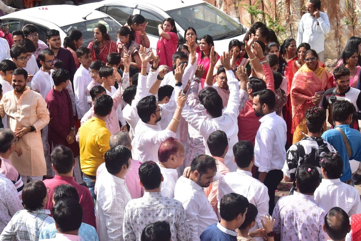 Jain community gathered in the renunciation journey of Dikshaarti Ankur