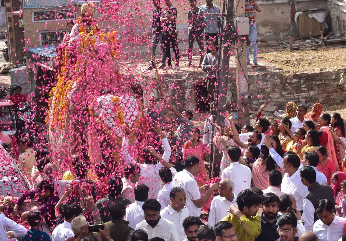 Jain community gathered in the renunciation journey of Dikshaarti Ankur