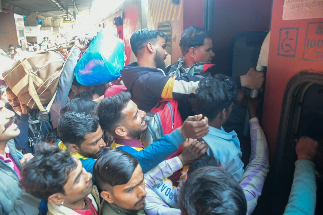 Train crowded for prayagraj 