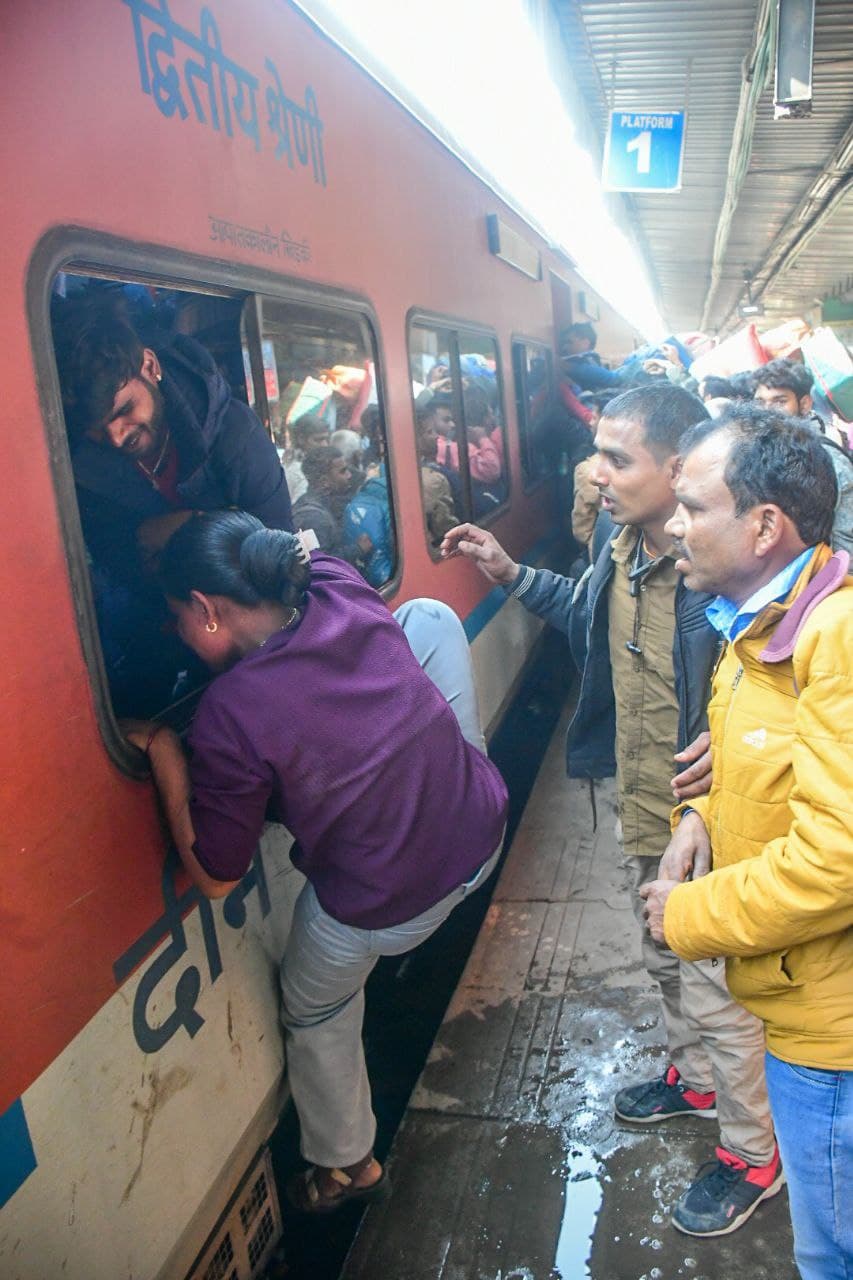 Train crowded for prayagraj 