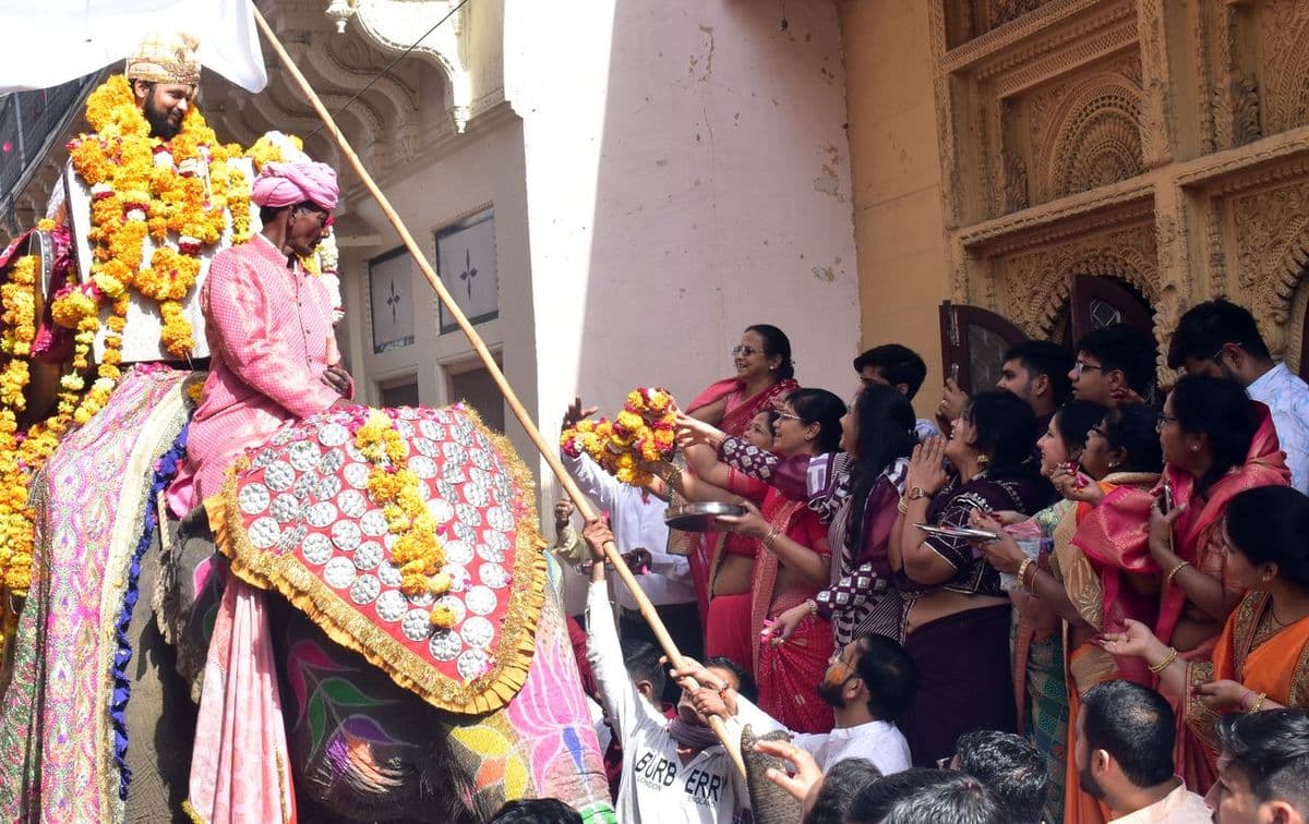 Jain community gathered in the renunciation journey of Dikshaarti Ankur