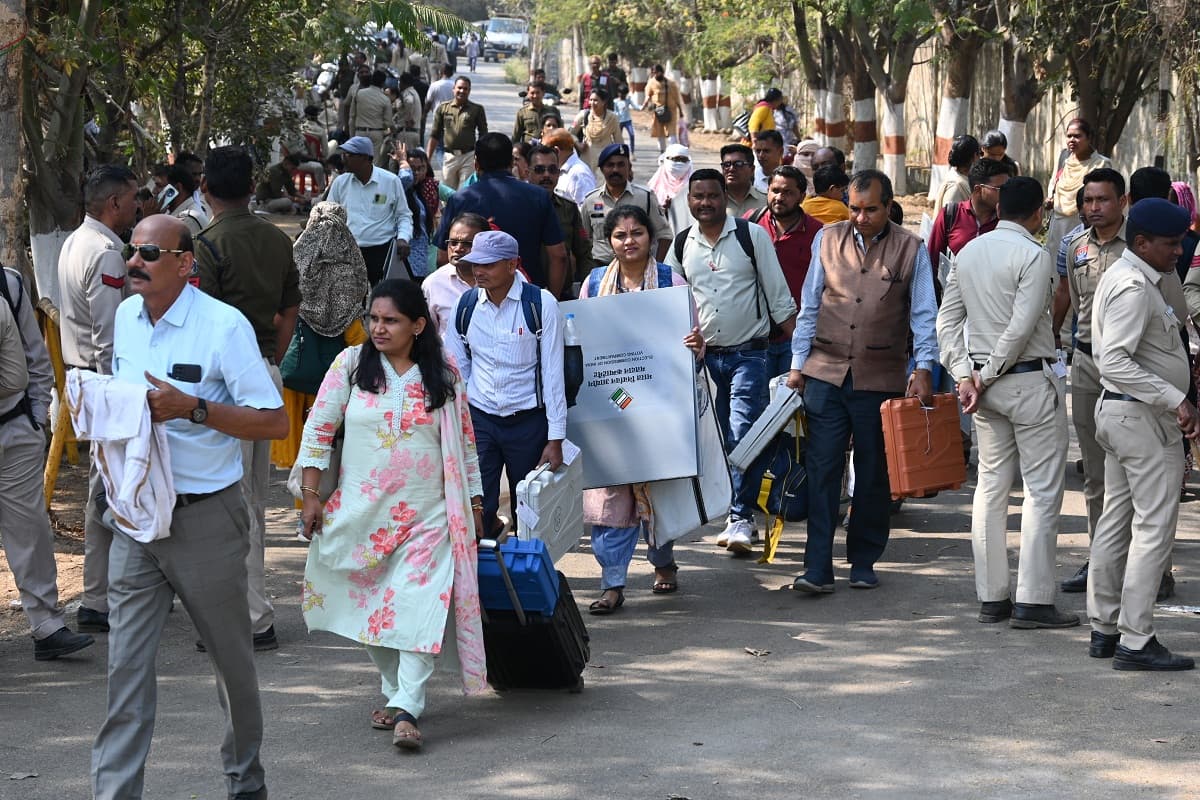 छत्तीसगढ़ में 173 निकायों के लिए कल डाले जाएंगे वोट, कड़ी सुरक्षा के बीच EVM लेकर मतदान दल हुए रवाना, देखें तस्वीरें