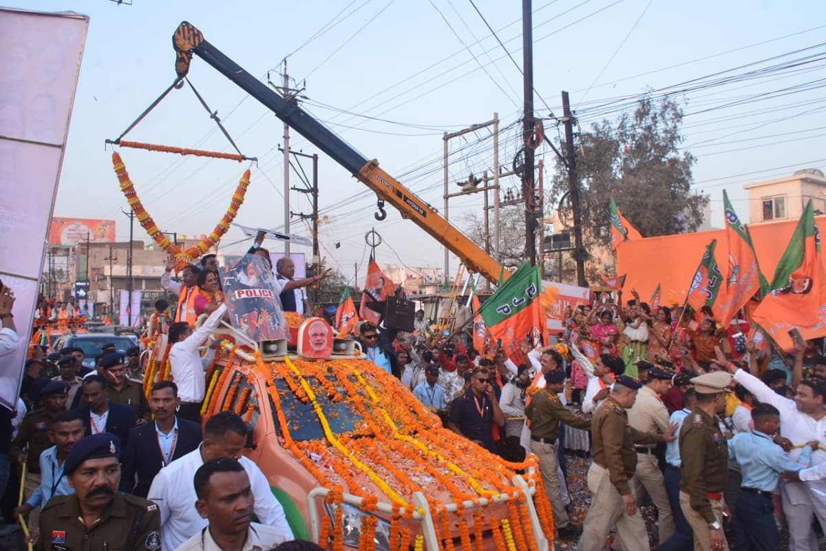 CM साय के लिए क्रेन से आई माला…. विशाल रोड शो कर मीनल चौबे के पक्ष में किया प्रचार, बोले - चुनाव जीतकर कांग्रेस को मजा चखाना है