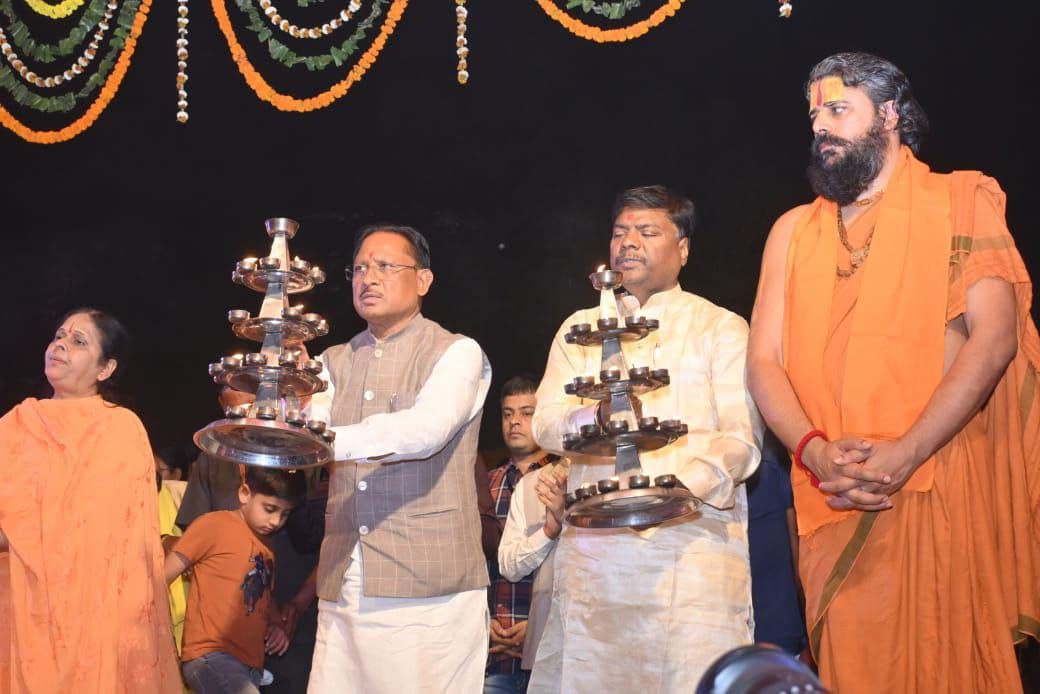 Rajim Kumbh 2025: राजिम में महाशिवरात्रि पर हुआ आखिरी शाही स्नान, शिवालयों में गूंजा हर-हर महादेव …देखें Photo