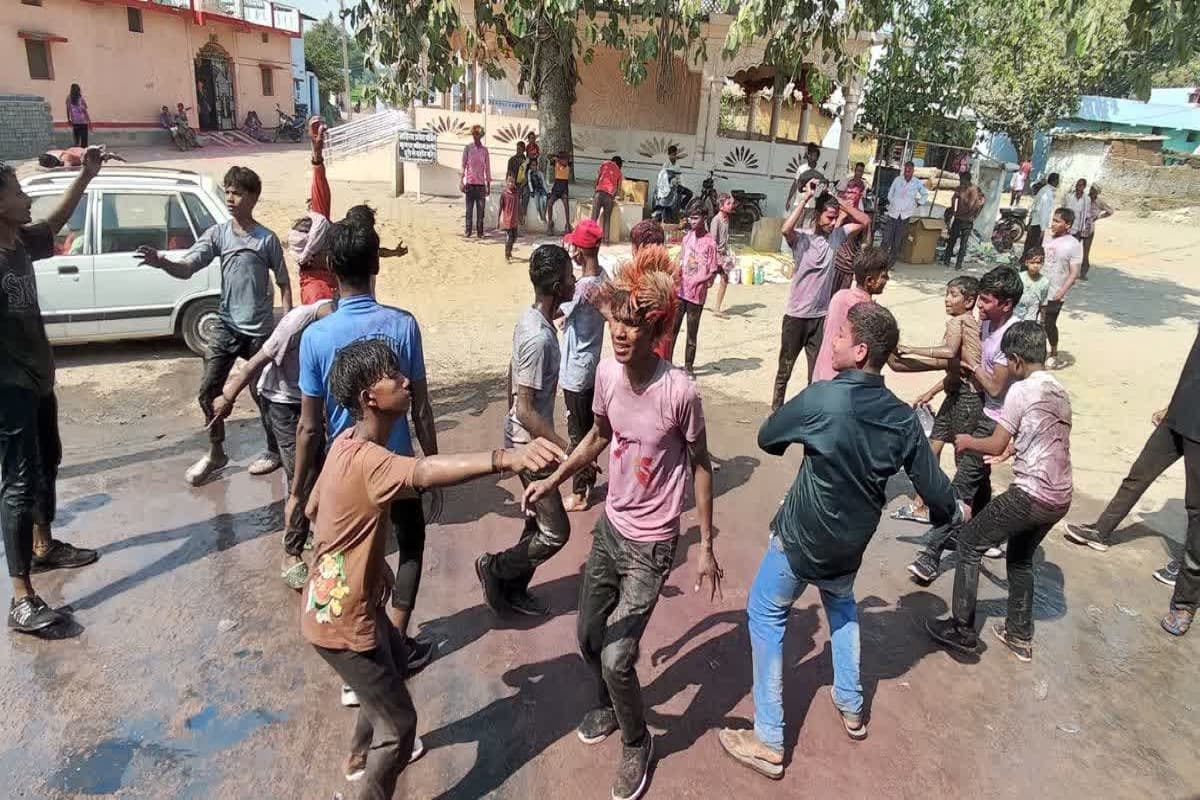 Unique Holi: छत्तीसगढ़ के इस गांव में सात दिन पहले मनाई जाती है होली, चौंका देगी वजह!