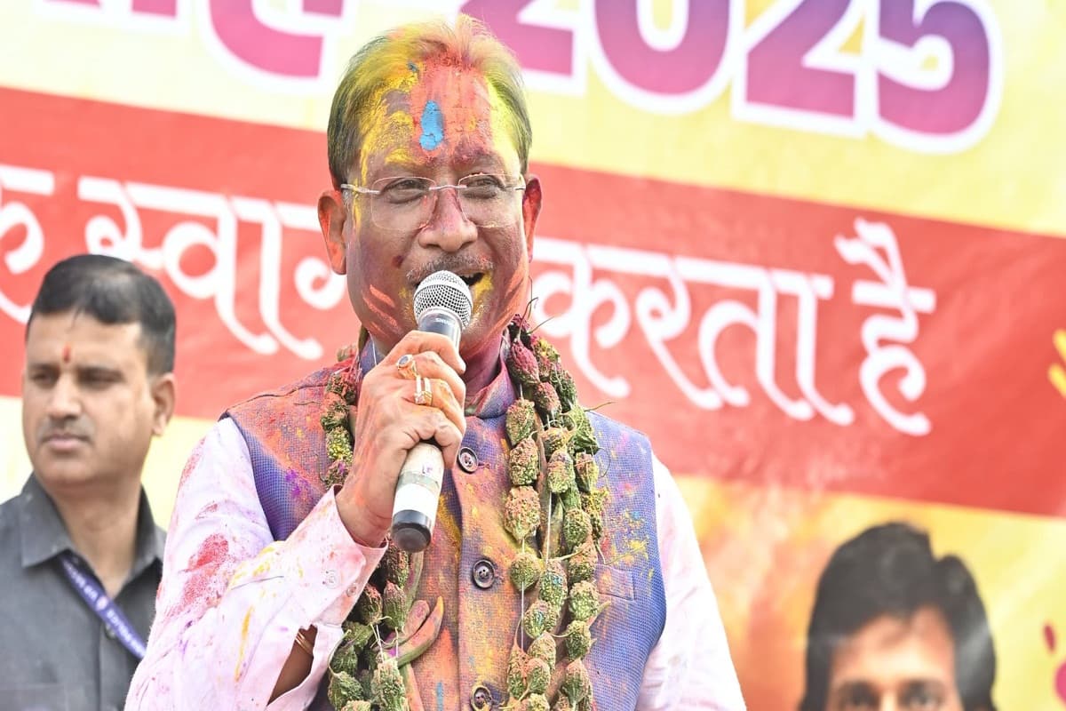 Holi 2025: विधानसभा परिसर हुआ रंग-गुलाल से सराबोर, CM ने बजाया नगाड़ा, उल्लास में झूमे पत्रकार, देखें तस्वीरें