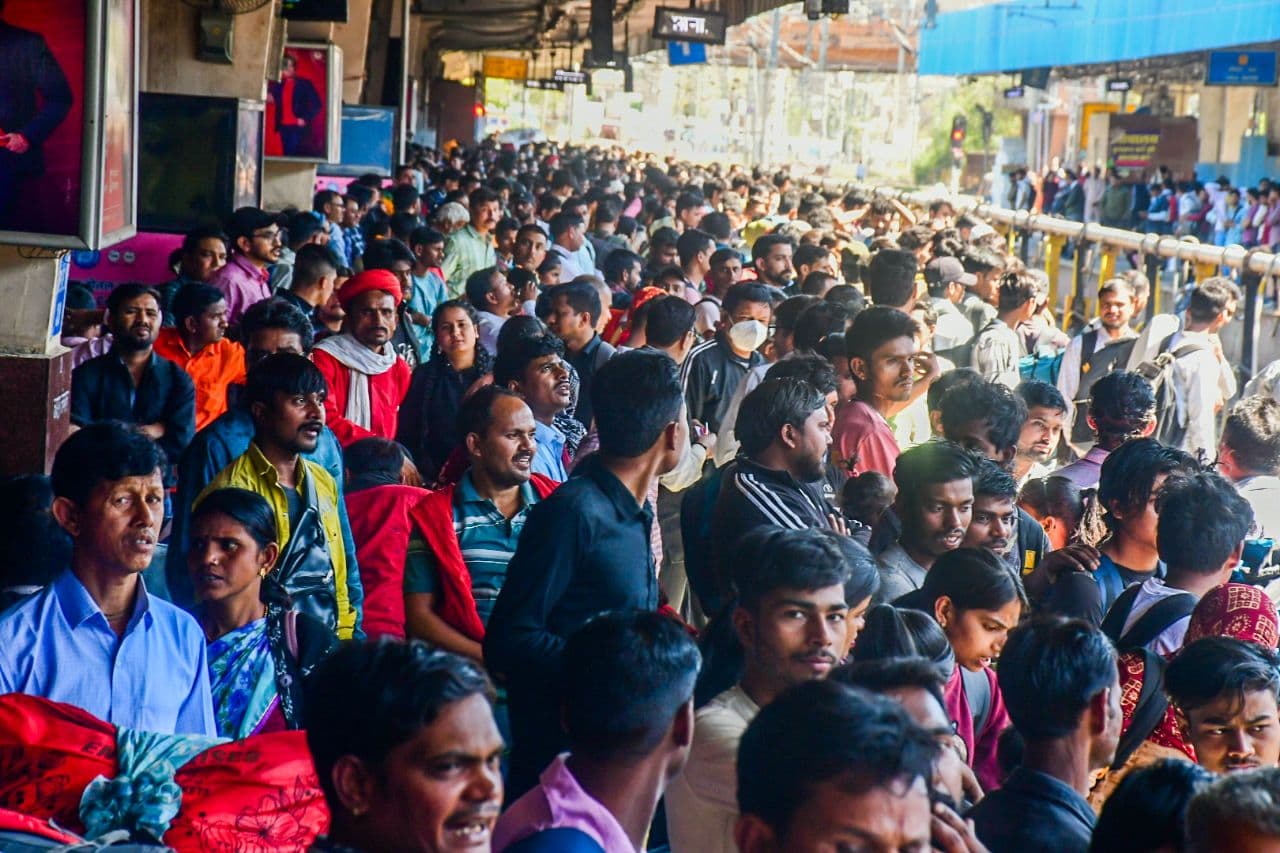 Crowded at Jaipur railway station 