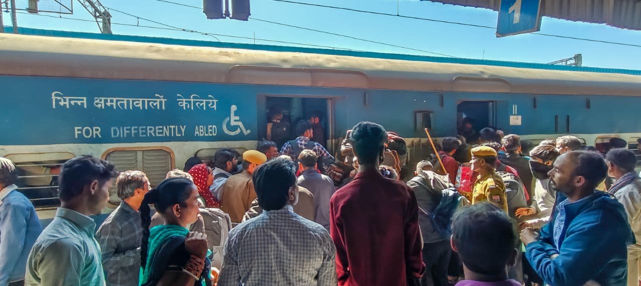 Crowded at Jaipur railway station 