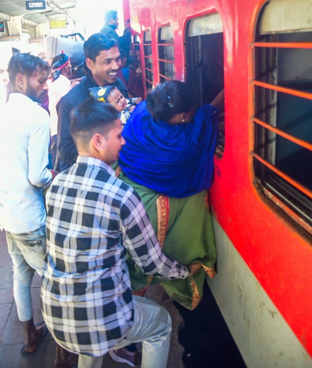 Crowded at Jaipur railway station 