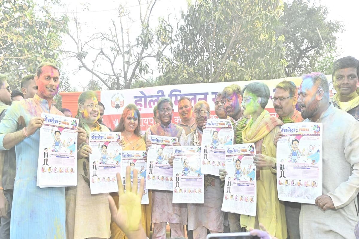 Holi 2025: विधानसभा परिसर हुआ रंग-गुलाल से सराबोर, CM ने बजाया नगाड़ा, उल्लास में झूमे पत्रकार, देखें तस्वीरें