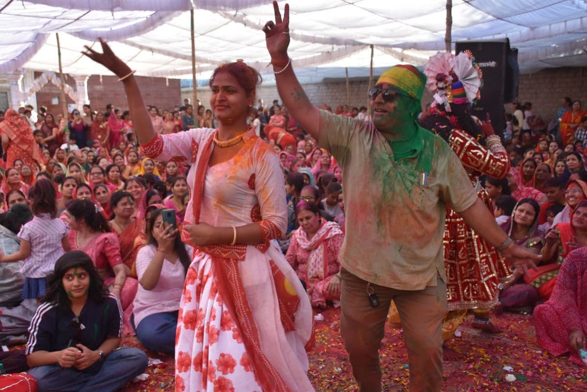 Amazing Fagotsav of Kinnar community with splash of colors