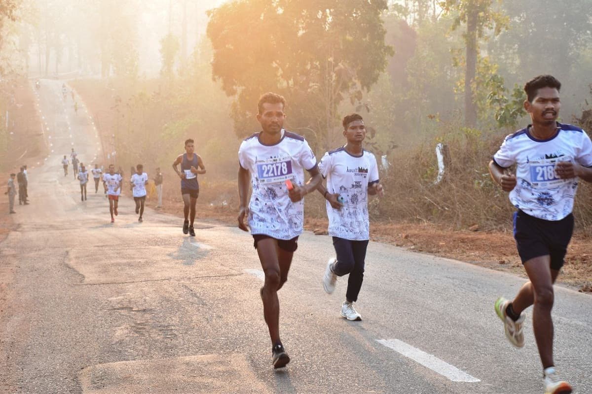 Abujhmad Peace Half Marathon 2025: नक्सलियों का हिल गया किला? नारायणपुर में अबूझमाड़ मैराथन का हुआ भव्य आयोजन, देखें तस्वीरें