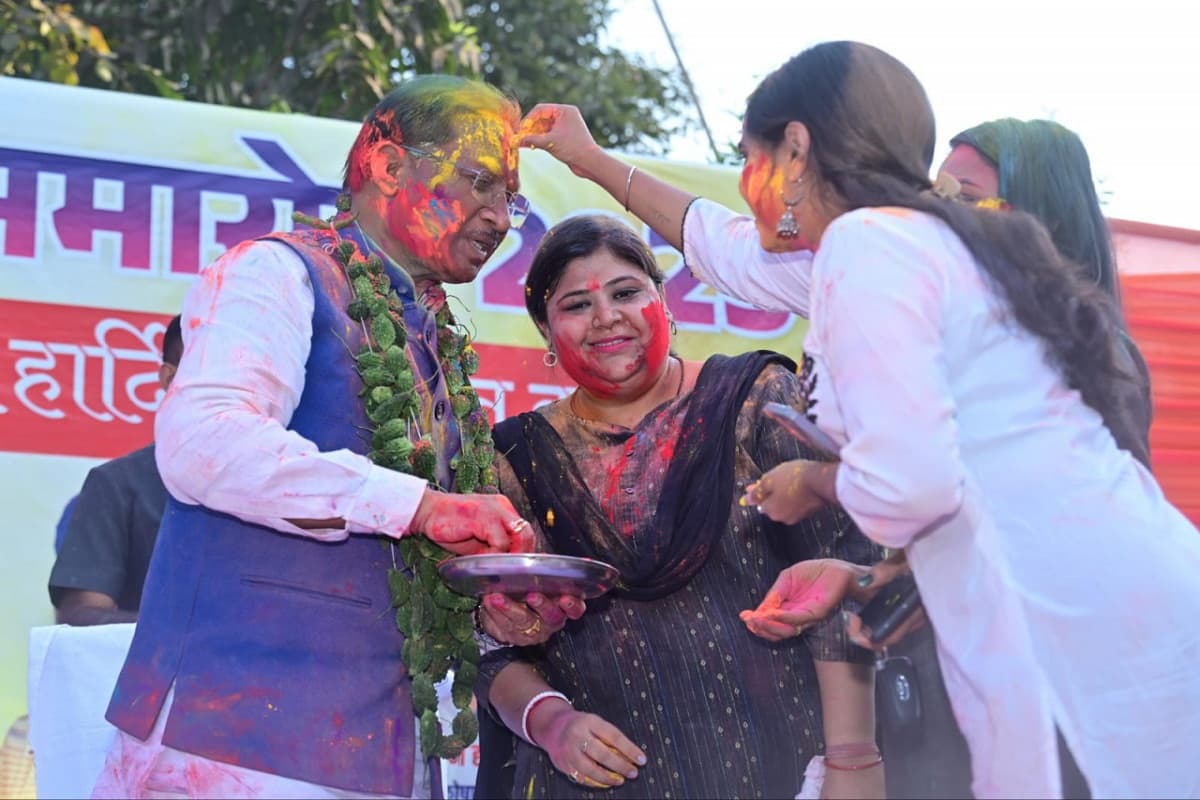 Holi 2025: विधानसभा परिसर हुआ रंग-गुलाल से सराबोर, CM ने बजाया नगाड़ा, उल्लास में झूमे पत्रकार, देखें तस्वीरें