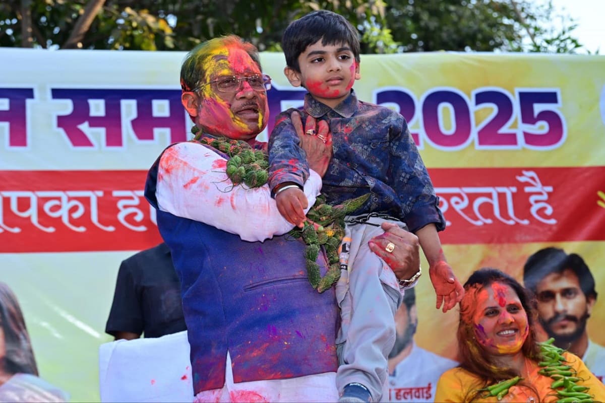 Holi 2025: विधानसभा परिसर हुआ रंग-गुलाल से सराबोर, CM ने बजाया नगाड़ा, उल्लास में झूमे पत्रकार, देखें तस्वीरें