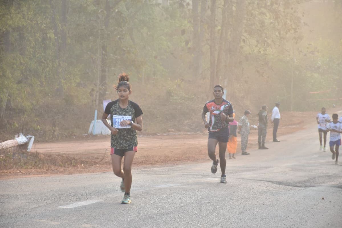 Abujhmad Peace Half Marathon 2025: नक्सलियों का हिल गया किला? नारायणपुर में अबूझमाड़ मैराथन का हुआ भव्य आयोजन, देखें तस्वीरें