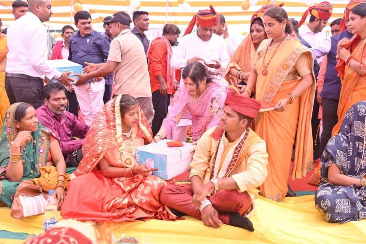 CG News: 192 जोड़ों ने एक दूजे का थामा हाथ, डिप्टी CM बने साक्षी, देखें तस्वीरें
