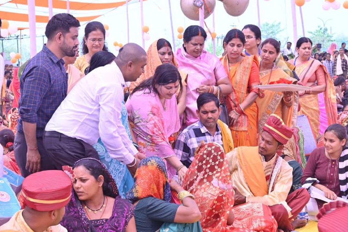 CG News: 192 जोड़ों ने एक दूजे का थामा हाथ, डिप्टी CM बने साक्षी, देखें तस्वीरें
