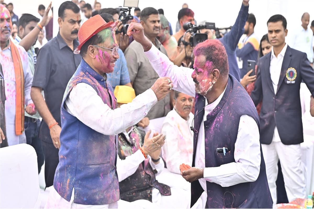 Holi 2025: विधानसभा परिसर हुआ रंग-गुलाल से सराबोर, CM ने बजाया नगाड़ा, उल्लास में झूमे पत्रकार, देखें तस्वीरें