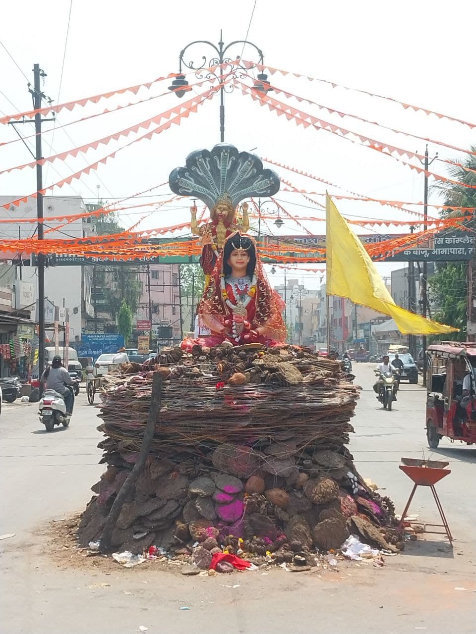 Holika Dahan 2025: रायपुर में मची होली की धूम, होलिका दहन को लेकर तैयारी पूरी, देखें तस्वीरें 
