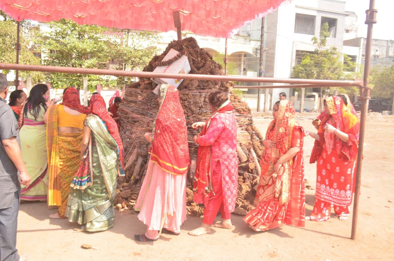 Holika Dahan 2025: रायपुर में मची होली की धूम, होलिका दहन को लेकर तैयारी पूरी, देखें तस्वीरें 
