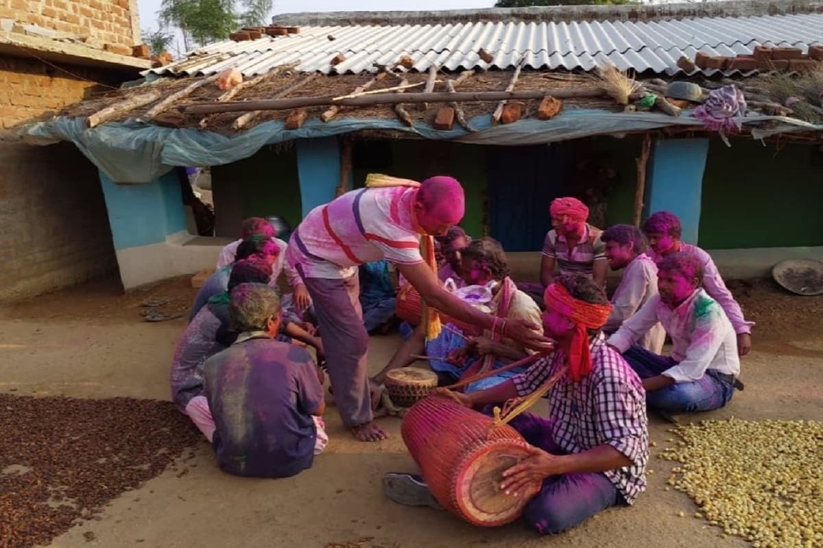 Holi 2025: 100 सालों से होली पर यहां होती है कुहकी नृत्य, जानिए लोगों ने क्या कहा?