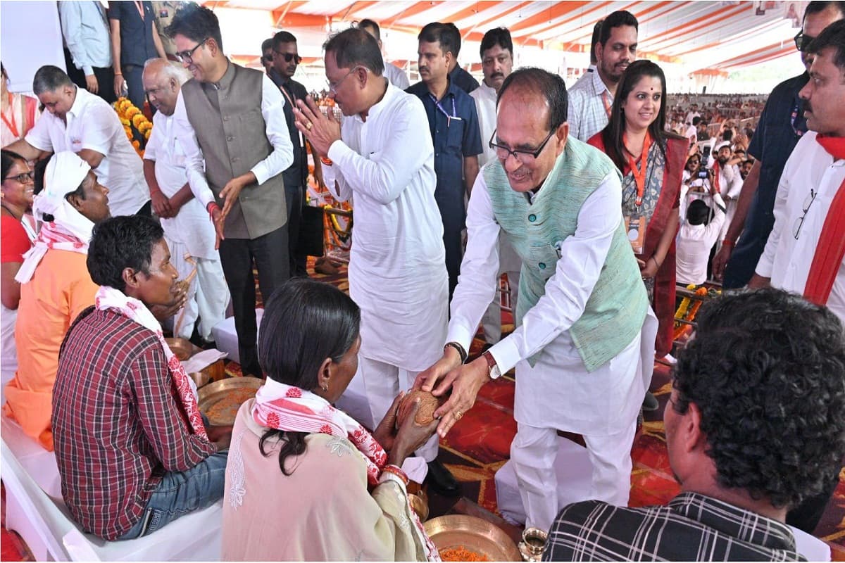 CG News: केंद्रीय मंत्री शिवराज सिंह, CM साय समेत अन्य मंत्रियों ने पीएम आवास के हितग्राहियों के पाँव पखारे, देखें तस्वीरें
