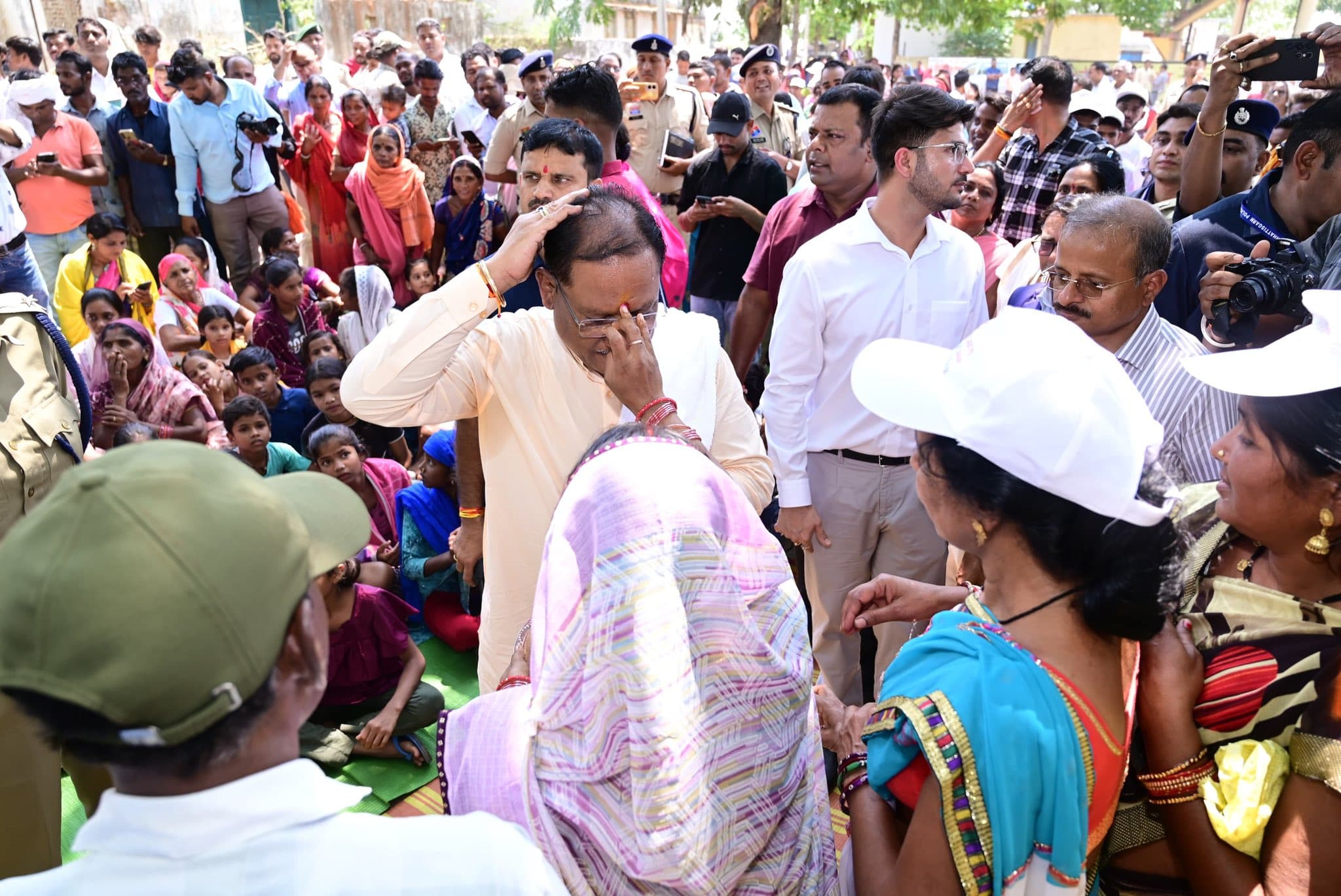 CM साय ने बरगद के पेड़ के नीचे चौपाल में ग्रामवासियों से की बातचीत, देखें Photo..