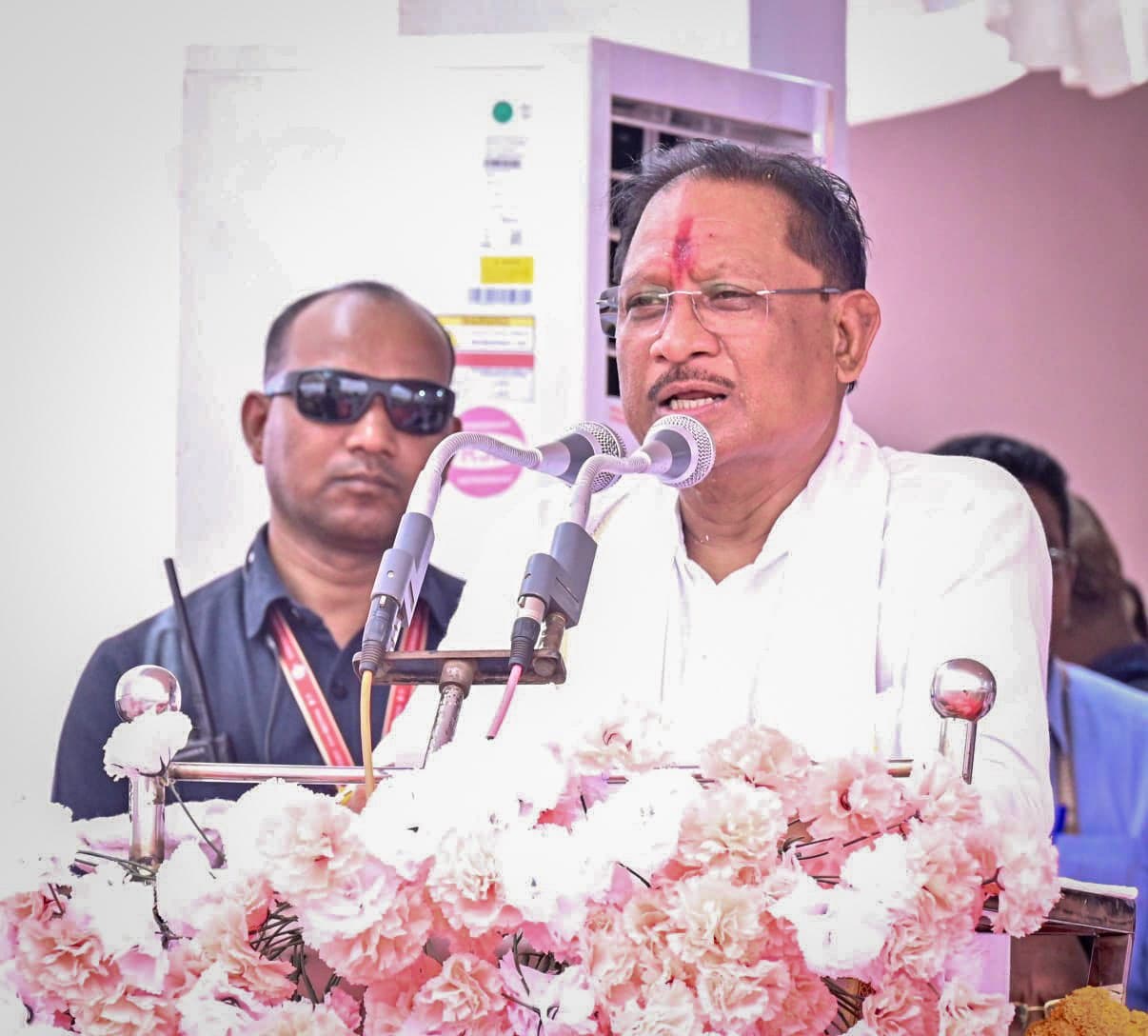 जनसेवा का नया अध्याय लिख रहा है सुशासन तिहार, CM साय ने हितग्राहियों को दिया चेक, देखें PHOTO