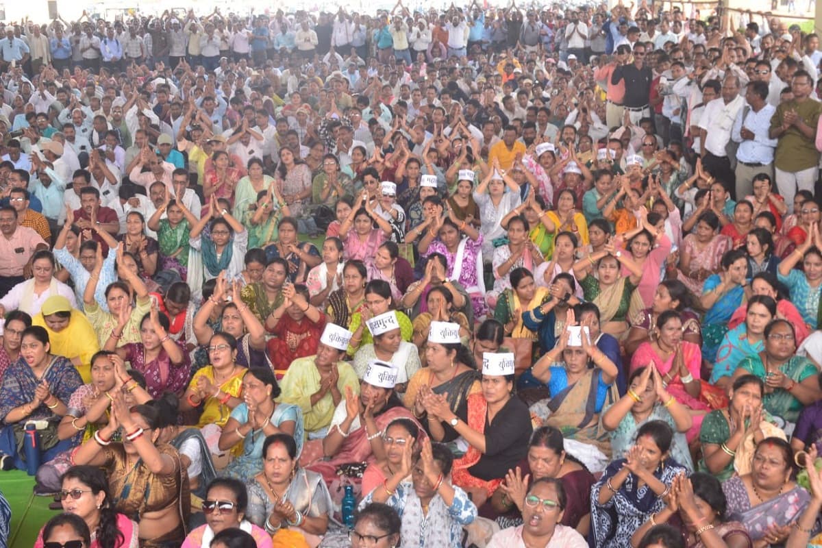 छत्तीसगढ़ में युक्तियुक्तकरण का विरोध... मंत्रालय घेरने निकले टीचर्स को पुलिस ने रोका, जमकर हुई नारेबाजी, देखें Photos