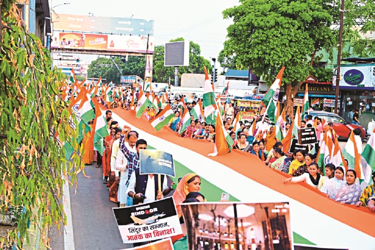 BJP ने निकाली तिरंगा यात्रा, CM साय बोले- आतंकियों ने माताओं-बहनों का सिंदूर उजाड़ा, हमारे सैनिकों ने आतंकियों के केंद्र को ही उजाड़ दिया