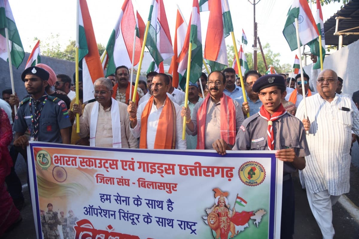 CG News: देशभक्ति के रंग में रंगा छत्तीसगढ़... CM साय समेत ये दिग्गज तिरंगा यात्रा में हुए शामिल, गूंजा भारत माता की जय
