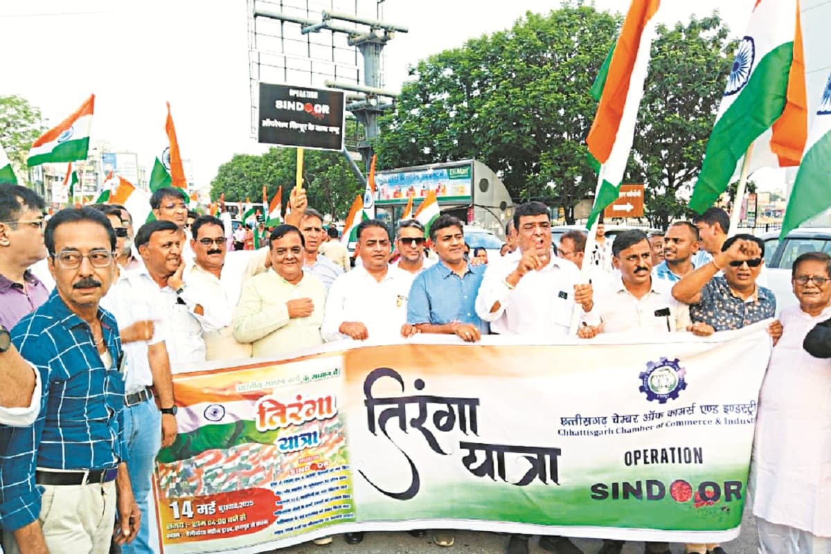 BJP ने निकाली तिरंगा यात्रा, CM साय बोले- आतंकियों ने माताओं-बहनों का सिंदूर उजाड़ा, हमारे सैनिकों ने आतंकियों के केंद्र को ही उजाड़ दिया