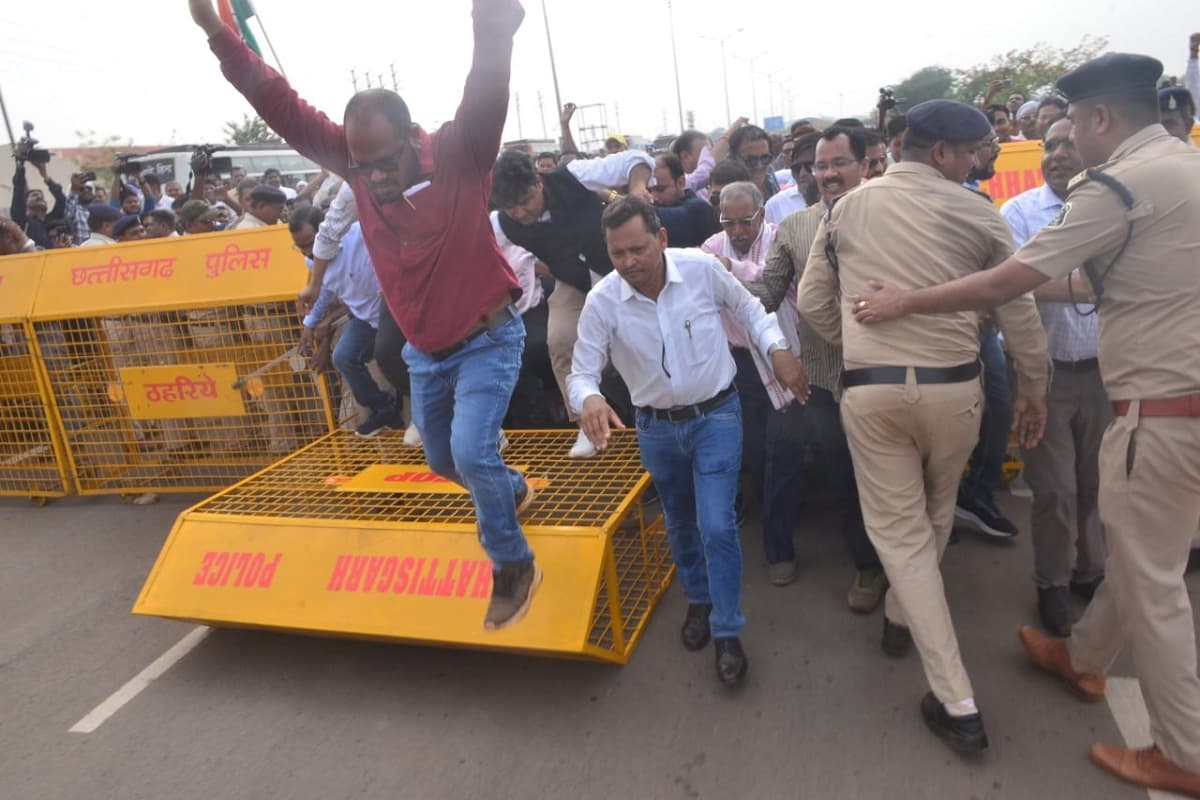 छत्तीसगढ़ में युक्तियुक्तकरण का विरोध... मंत्रालय घेरने निकले टीचर्स को पुलिस ने रोका, जमकर हुई नारेबाजी, देखें Photos