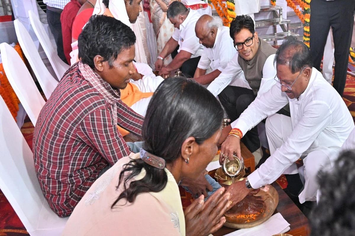CG News: केंद्रीय मंत्री शिवराज सिंह, CM साय समेत अन्य मंत्रियों ने पीएम आवास के हितग्राहियों के पाँव पखारे, देखें तस्वीरें
