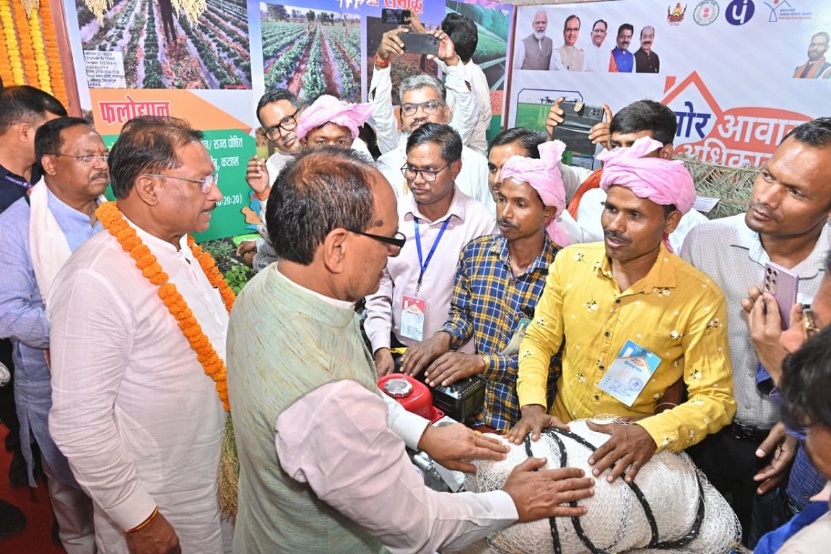 CG News: केंद्रीय मंत्री शिवराज सिंह, CM साय समेत अन्य मंत्रियों ने पीएम आवास के हितग्राहियों के पाँव पखारे, देखें तस्वीरें

