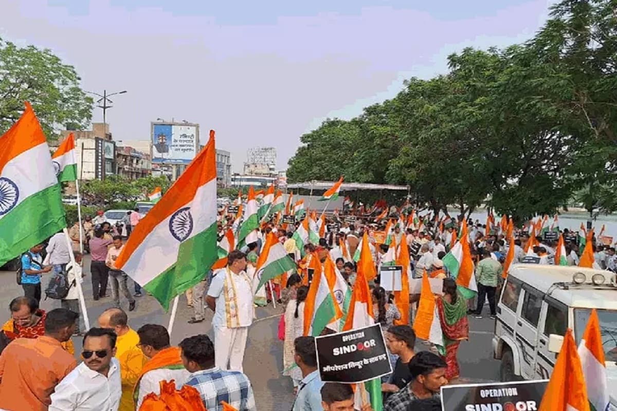 BJP ने निकाली तिरंगा यात्रा, CM साय बोले- आतंकियों ने माताओं-बहनों का सिंदूर उजाड़ा, हमारे सैनिकों ने आतंकियों के केंद्र को ही उजाड़ दिया