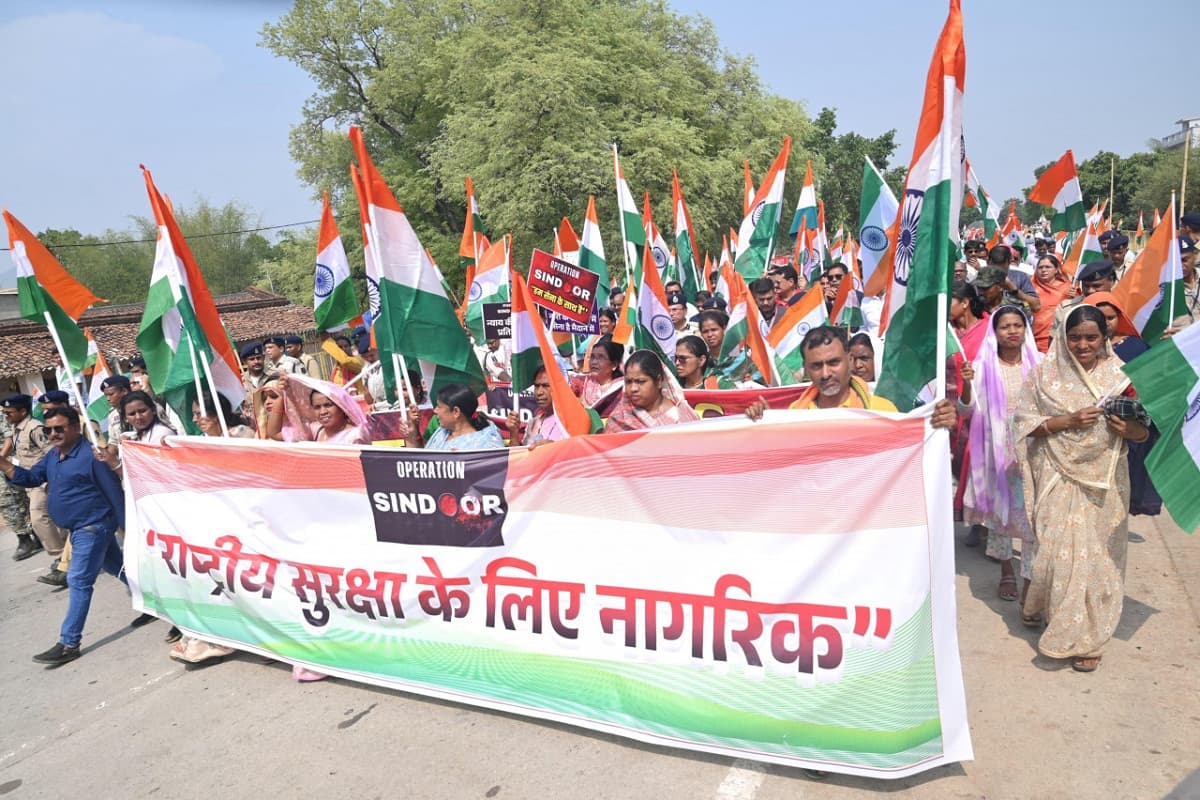 CG News: देशभक्ति के रंग में रंगा छत्तीसगढ़... CM साय समेत ये दिग्गज तिरंगा यात्रा में हुए शामिल, गूंजा भारत माता की जय
