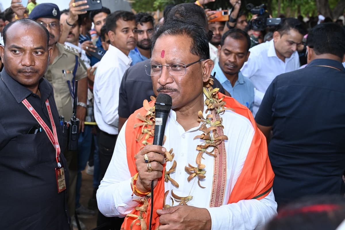 CG News: तेज हवाओं के बीच इस गांव में अचानक उतरा CM साय का हेलिकॉप्टर, देखकर उमड़ी लोगों की भीड़, किया संवाद