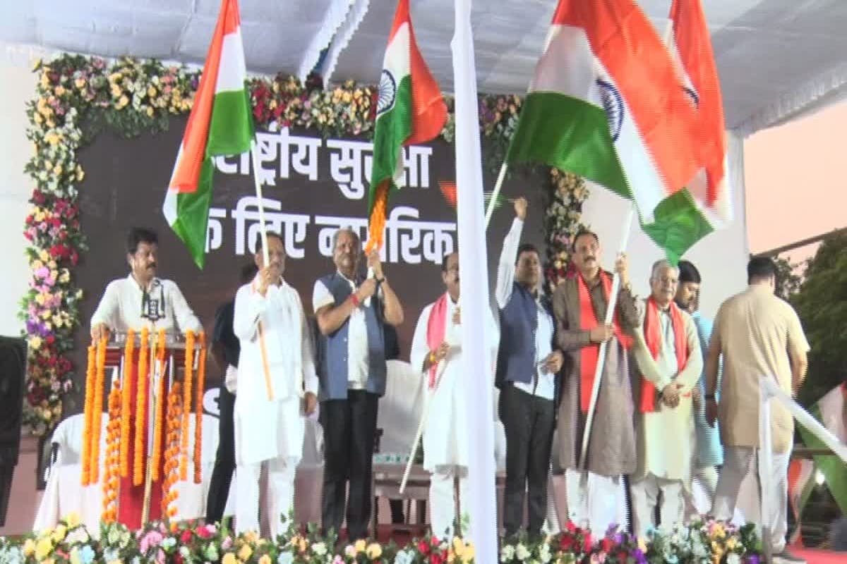 BJP ने निकाली तिरंगा यात्रा, CM साय बोले- आतंकियों ने माताओं-बहनों का सिंदूर उजाड़ा, हमारे सैनिकों ने आतंकियों के केंद्र को ही उजाड़ दिया