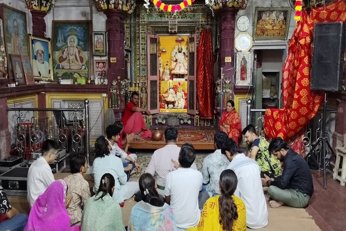 मंदिर प्रवक्ता विमल शर्मा ने बताया कि 21 हवाई गर्जनाओं के बीच दोपहर 1:30 बजे माता जानकी की जन्म आरती की गई। नवीन पोशाक धारण कराकर नख से शिख तक शृंगार किया जाएगा। इसके अलावा लाडली जी मंदिर में महंत संजय गोस्वामी व आनंदकृष्ण बिहारी मंदिर में पुजारी मातृप्रसाद शर्मा के सान्निध्य में कार्यक्रम हो रहा है। 
