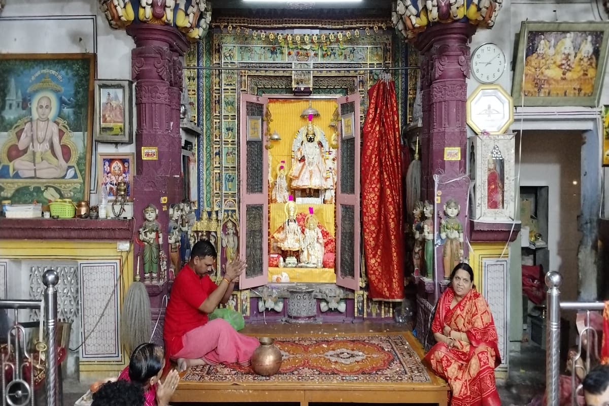 मंदिर श्री सीताराम जी छोटी चौपड़ में माता सीता जन्मोत्सव महंत नंदकिशोर महाराज के सानिध्य में धूमधाम से मनाया जा रहा है। यहां भी 299 वर्ष पुरानी परंपरा के अनुसार पूरे साल में जानकी नवमी के दिन ही माता जानकी जी के श्रीचरणों के दर्शन श्रद्धालु जनों को कराए जाते हैं। 