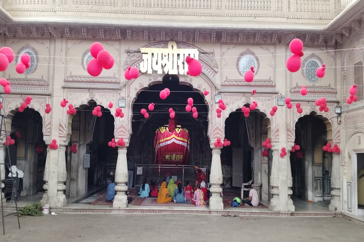 महंत नरेद्र तिवाड़ी ने बताया कि 101 किलो दूध से अभिषेक, 21 तोपों के सलामी के बीच संध्या आरती होगी। विशेष फूलों के बंगले में ठकुरानी विराजेंगी। इससे पहले सुबह 11 बजे पंचामृत अभिषेक के बाद रजवाड़े के दौर के आभूषण और राजसी जामा आदि से माता जानकी का शृंगार किया गया। 