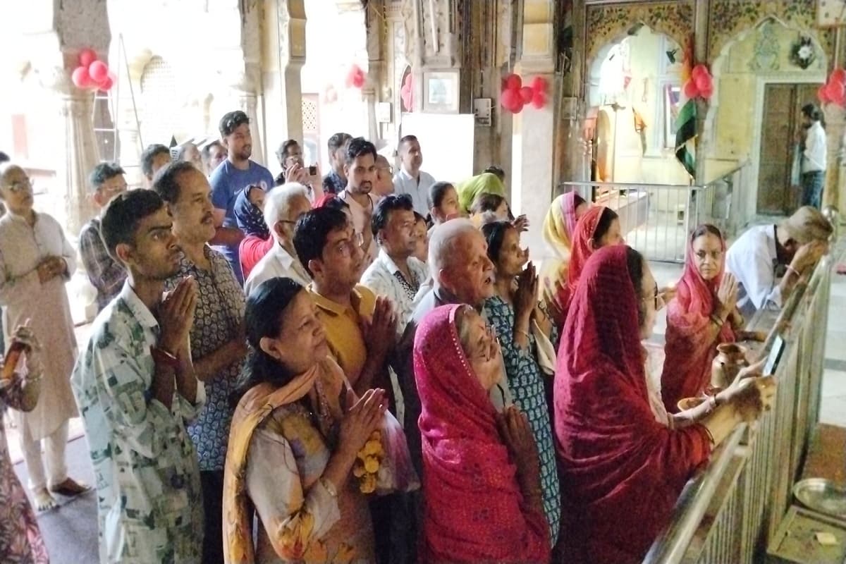 रामचंद्र मन्दिर में दोपहर दो बजे जन्म आरती के बाद पंजीरी व पंचामृत का वितरण होगा। शाम सात बजे संध्या आरती होगी। रामदरबार को आम, तरबूज, खरबूजा, फालसा, अनार व बील आदि फलों के साथ ही चौगुनी के लड्डुओं का भोग लगाया जाएगा।